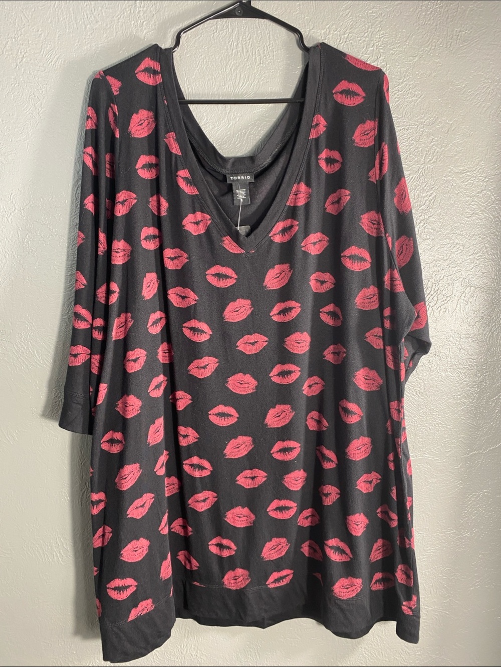 Torrid Tunic Top Womens 4 Black Red Lip Kiss Print V Neck Cotton Modal Plus